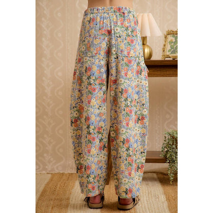 WOMEN FLORAL WIDE LEG PULL ON PANTS WITH CARGO POCKETS: FLORAL DENIM
