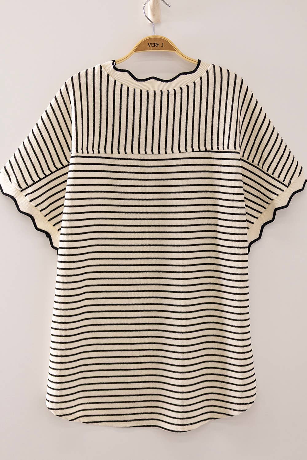 Scallop Trim Stripe Knit Top: WHITE STRIPE