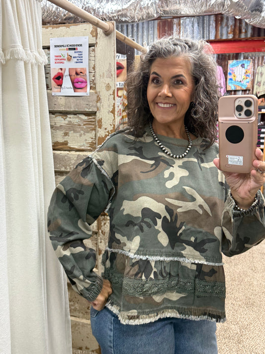 CAMO PRINTED TIERED RUFFLED HEM WITH LACE SLEEVES TOP