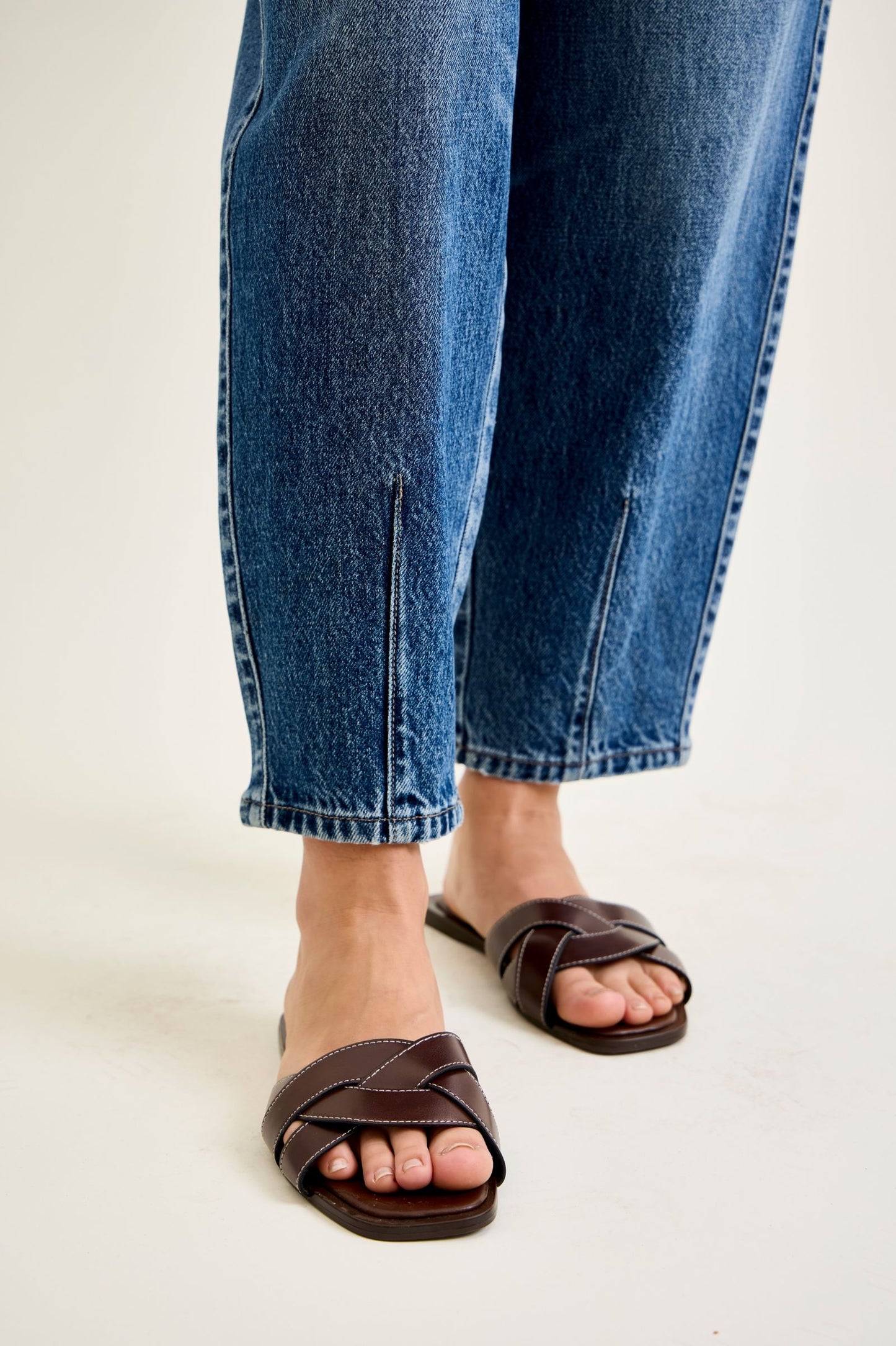 Judy Blue HW R.M. Barrel w/ Dart Detailing Jeans 881152