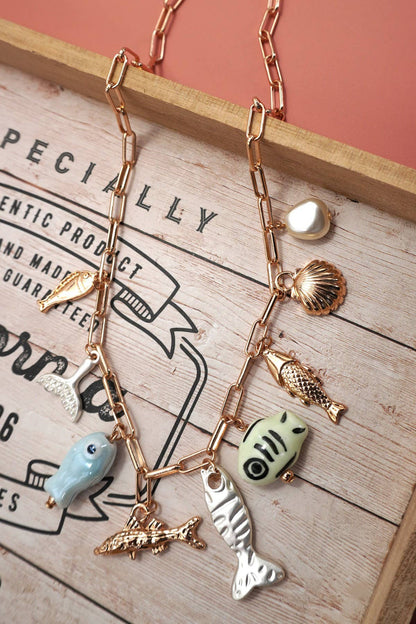 CHARM NECKLACE-OCEAN PORCELAIN FISH SEASHELL | 80N92142: GOLD