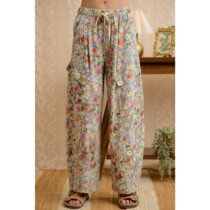 WOMEN FLORAL WIDE LEG PULL ON PANTS WITH CARGO POCKETS: FLORAL DENIM