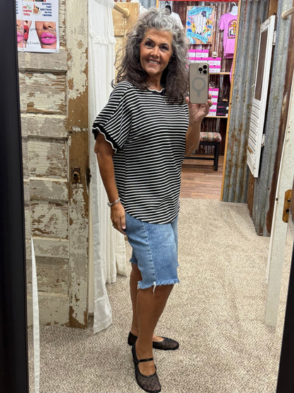 Scallop Trim Stripe Knit Top: BLACK STRIPE