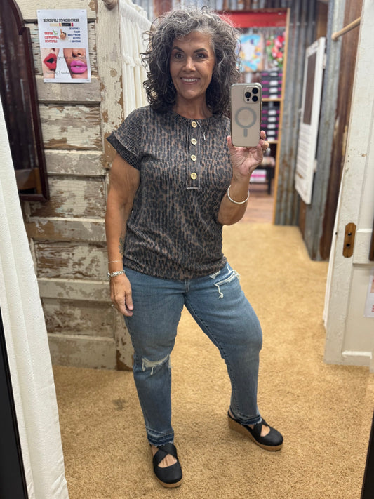 BROWN SHORT SLEEVE URBAN RIBBED ANIMAL BUTTON UP TOP