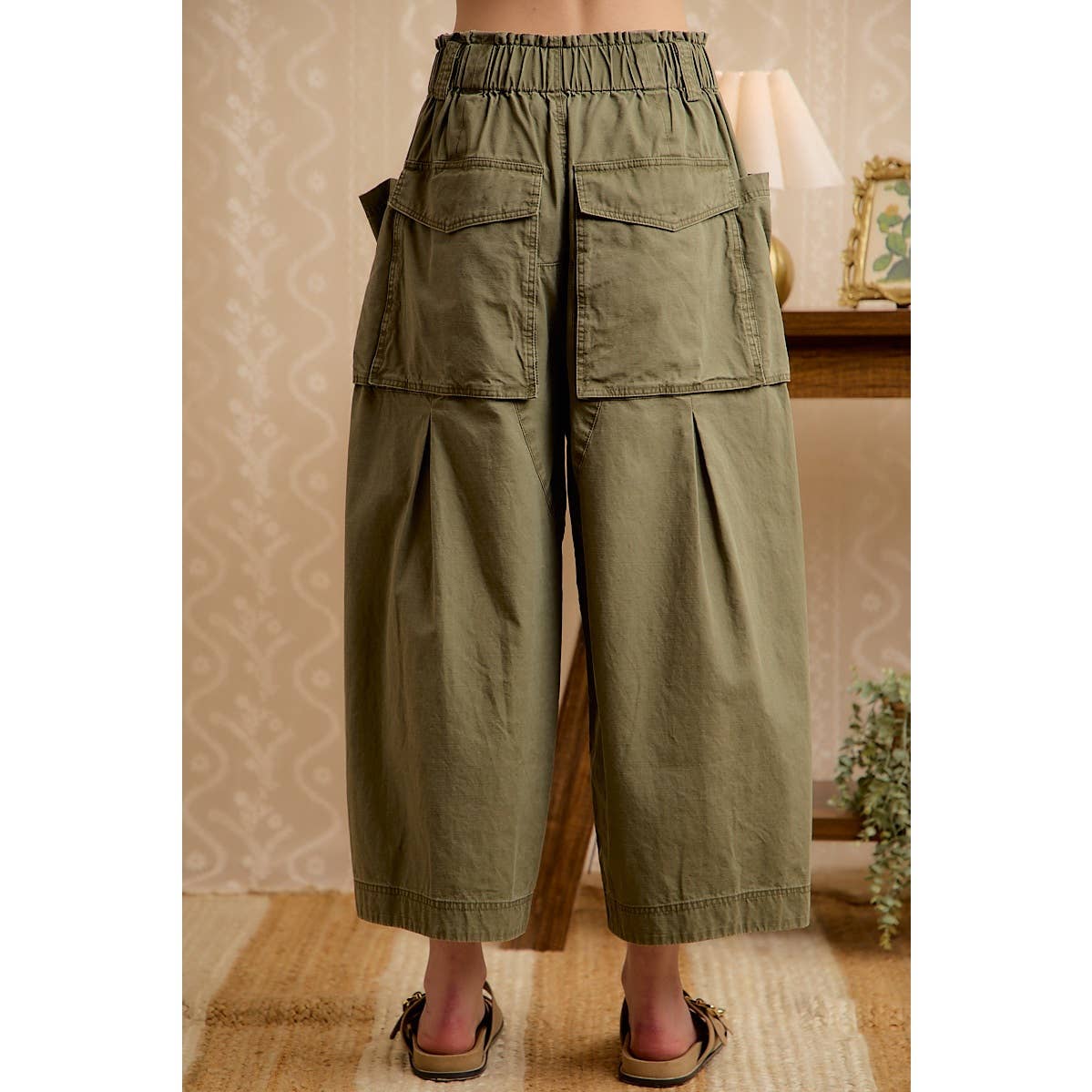 WASHED COTTON OVERSIZED POCKETS WIDE CARGO PANTS: VINTAGE OLIVE