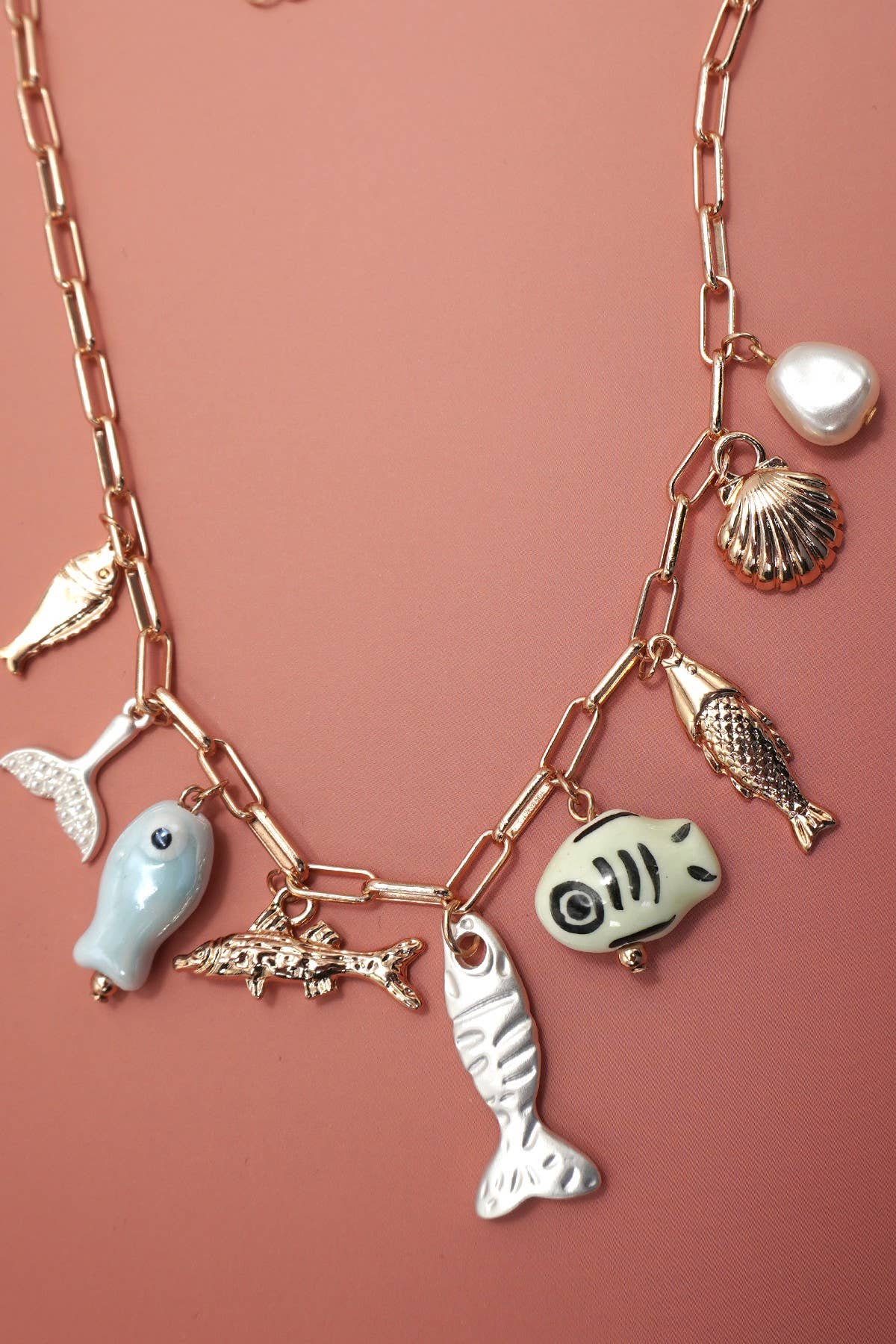 CHARM NECKLACE-OCEAN PORCELAIN FISH SEASHELL | 80N92142: GOLD