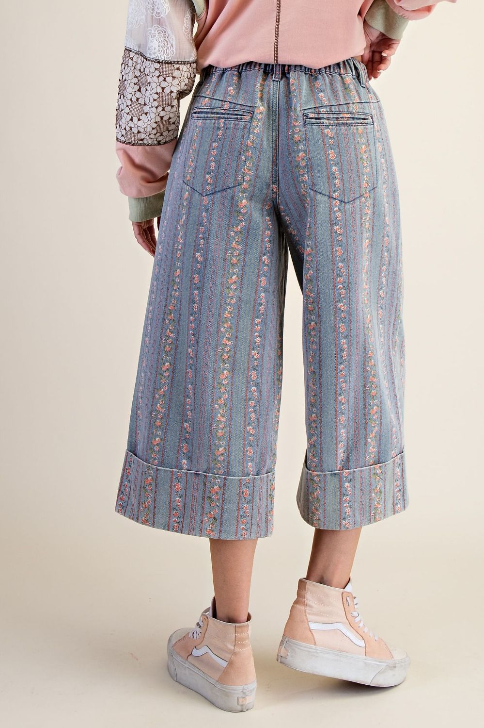 EASEL FLORAL PRINT WASHED DENIM CAPRI PANTS