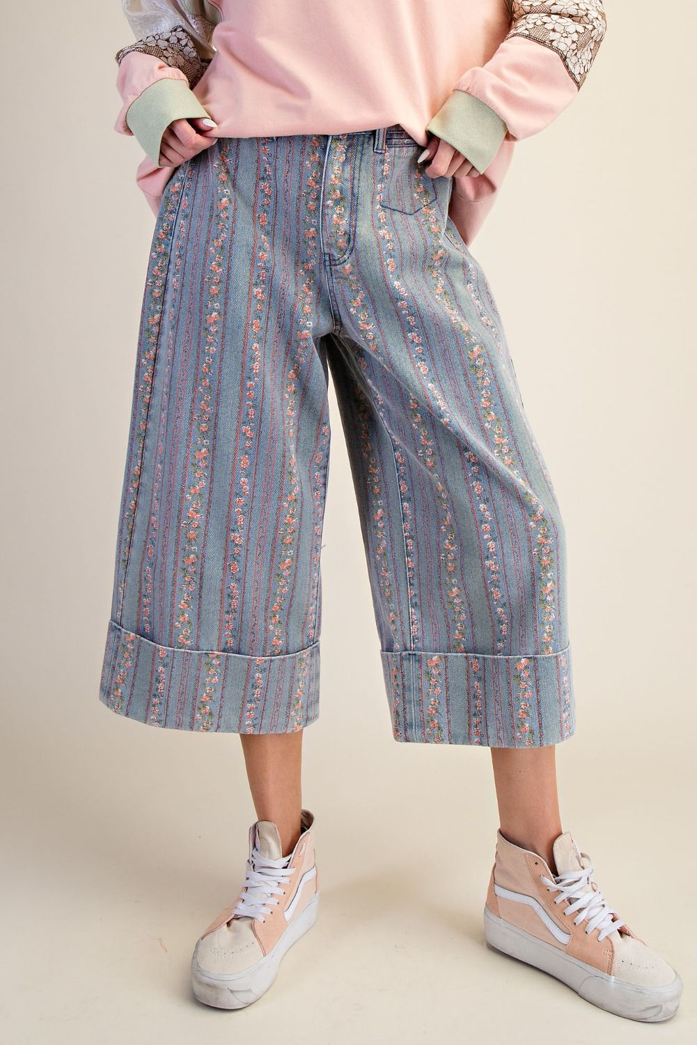 EASEL FLORAL PRINT WASHED DENIM CAPRI PANTS
