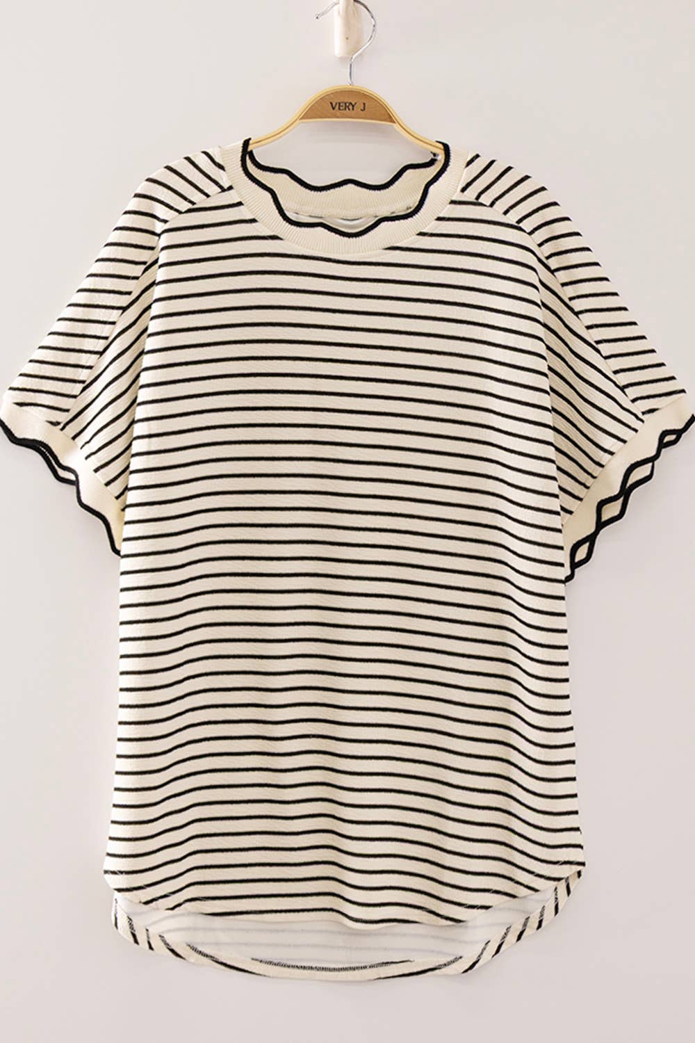 Scallop Trim Stripe Knit Top: WHITE STRIPE