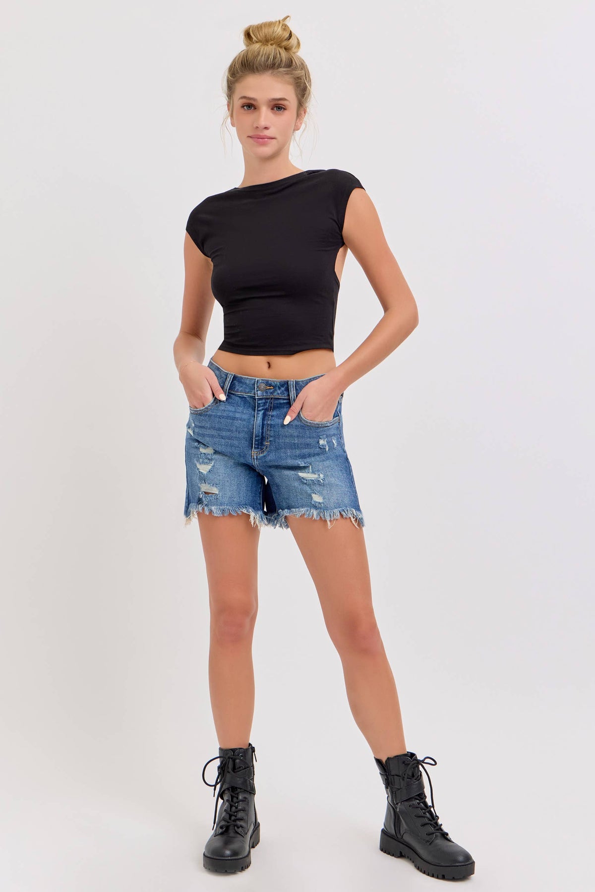 Boyfriend Shorts with Uneven Fray Hem Dark Size Small